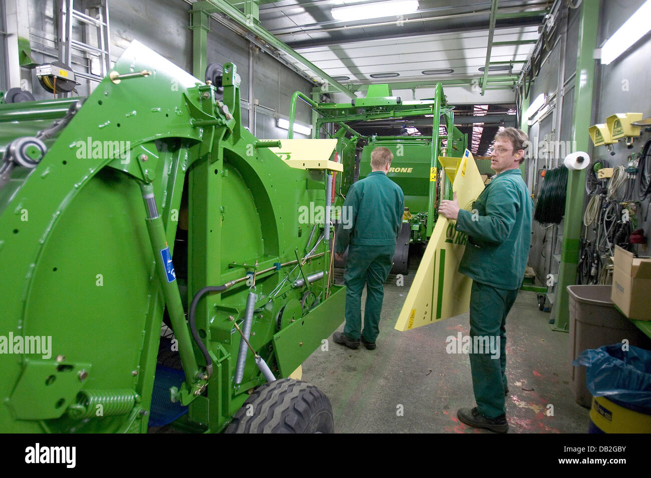Due lavoratori assemblare un tumbril presso un impianto della macchina agricola produttore Bernard Krone a Spelle, Germania, 30 novembre 2007. La macchina agricola e produttori di veicoli commerciali ha incrementato il suo utile da 28.3% a 1,21 miliardi di euro per l'anno commerciale 2006/2007, superando per la prima volta il miliardo di euro. Foto: Friso Gentsch Foto Stock