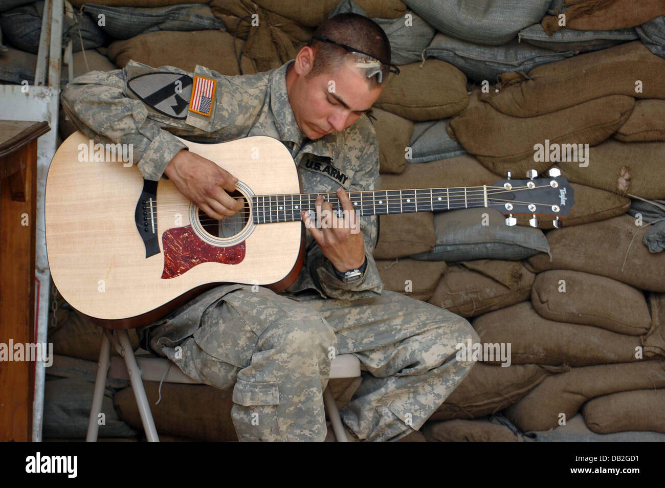Un US-soldato suona la chitarra durante il suo tempo libero in corrispondenza di una base dell esercito a Bagdad, Iraq, marzo 2007. US-soldati hanno a servire un minimo di quindici mesi in Iraq. Foto: Carl Schulze Foto Stock