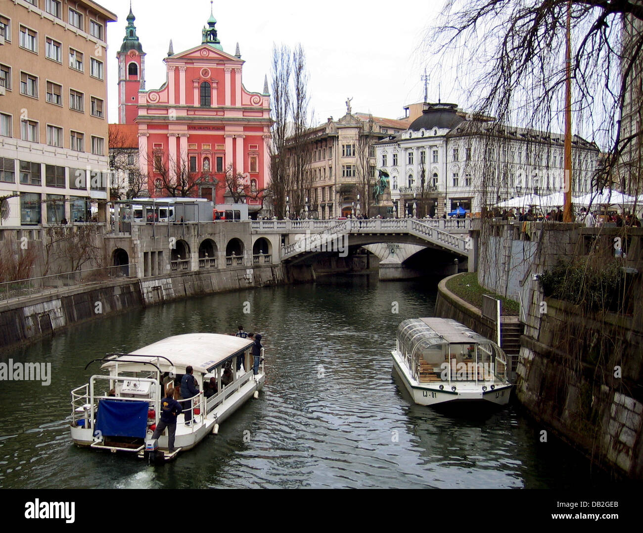 FILE - Una vista del fiume Ljubliancia e la chiesa francescana mostrato nella città capitale Ljubljana, Slovenia, 27 marzo 2005. La Slovenia sarà il primo dei dodici nuovi Stati membri che hanno aderito all'Unione europea il 01 maggio 2004 ad assumere la presidenza del Consiglio dell'UE alla fine dell'anno. Con una popolazione di due milioni di euro, la Slovenia è la quinta più piccolo Stato membro dell'UE. Ph Foto Stock