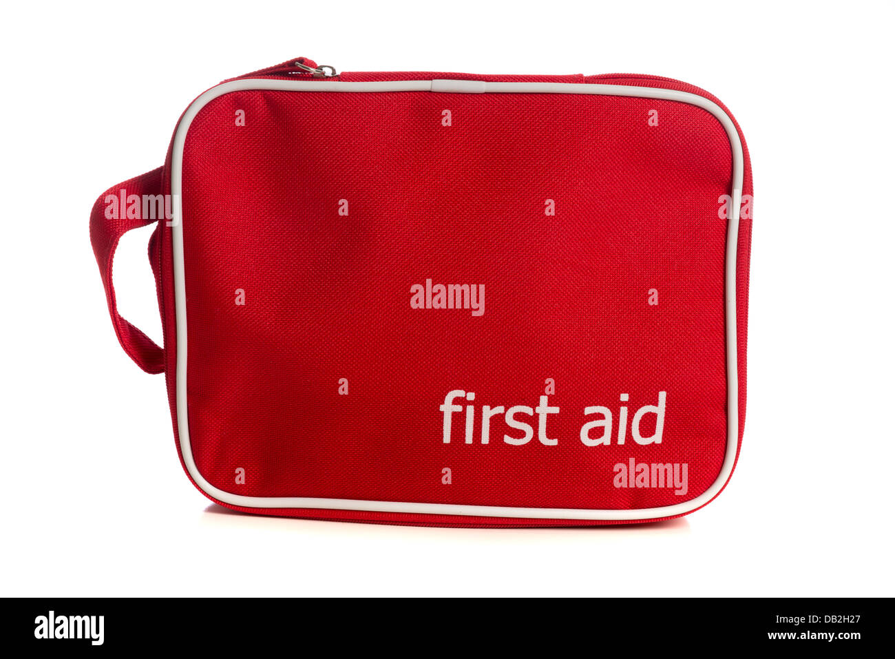 Piccolo rosso kit di primo soccorso su sfondo bianco Foto Stock