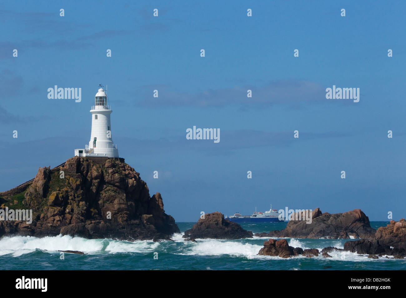 Corbiere Lighthouse e il traghetto veloce per la terraferma Jersey Isole del Canale, NEL REGNO UNITO LA005944 Foto Stock