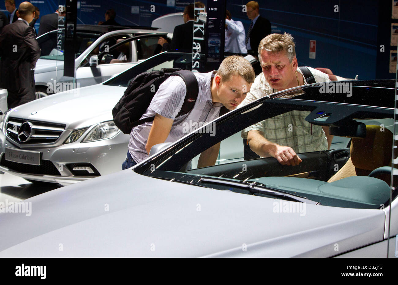 I visitatori osservano un veicolo presso lo stand di Mercedes è stato presentato all' International Motor Show IAA di Francoforte sul Meno, Germania, 13 settembre 2011. Dal 15 al 25 settembre 2011 espositori provenienti da tutto il mondo per presentare i nuovi trend del settore automobilistico, guidato dalla mobilità elettronica e i veicoli ibridi. Foto: Frank Rumpenhorst Foto Stock