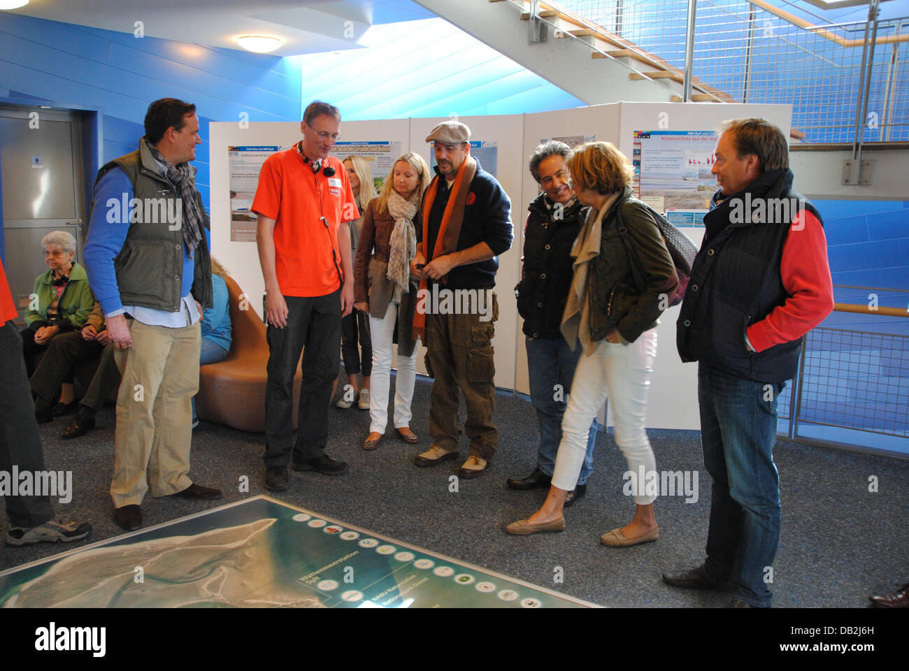 La stella di Hollywood Kevin Costner (C) visite il centro di esperienza di forze naturali nell'elenco sull'isola di Sylt, Germania, 13 settembre 2011. Costner ricercata informazioni sul riscaldamento globale e le conseguenze del cambiamento climatico. Foto: Jan Heuer Foto Stock