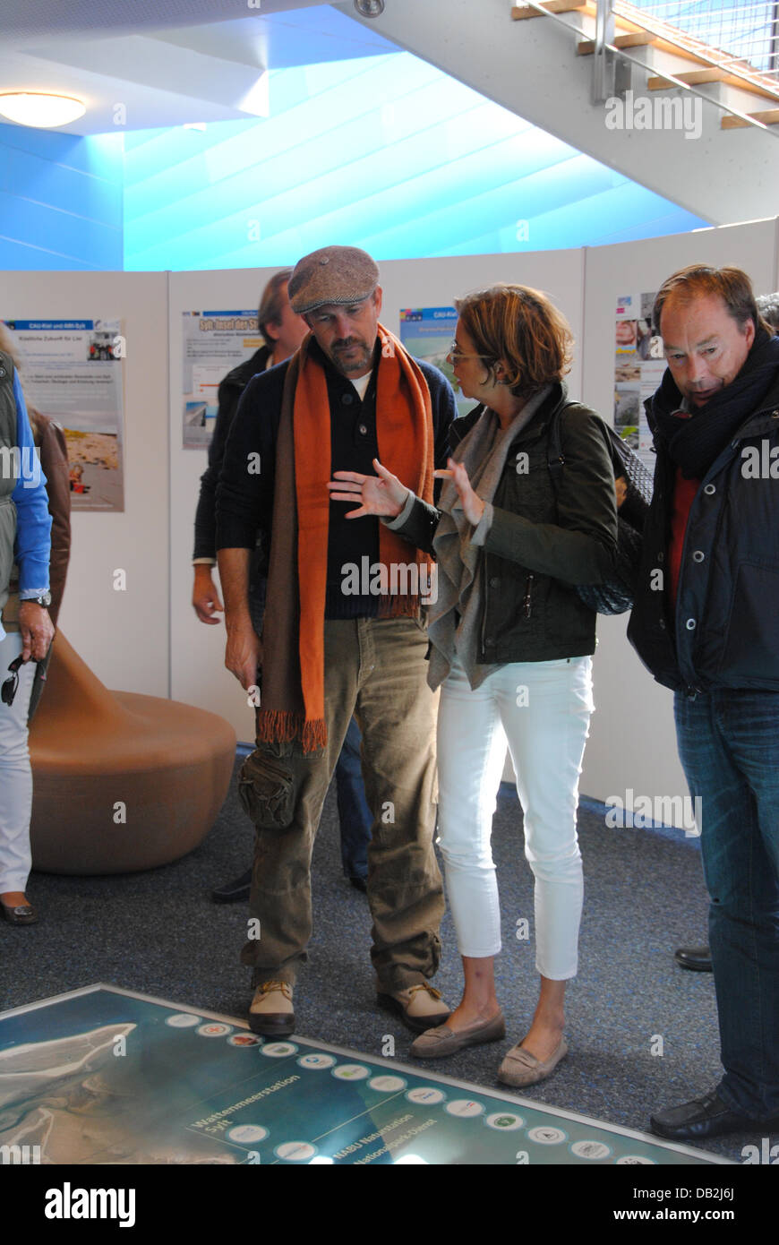 La stella di Hollywood Kevin Costner (L) visiti il centro di esperienza di forze naturali nell'elenco sull'isola di Sylt, Germania, 13 settembre 2011. Costner ricercata informazioni sul riscaldamento globale e le conseguenze del cambiamento climatico. Foto: Jan Heuer Foto Stock