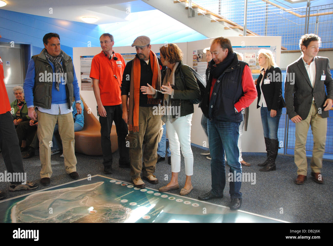 La stella di Hollywood Kevin Costner (C) visite il centro di esperienza di forze naturali nell'elenco sull'isola di Sylt, Germania, 13 settembre 2011. Costner ricercata informazioni sul riscaldamento globale e le conseguenze del cambiamento climatico. Foto: Jan Heuer Foto Stock