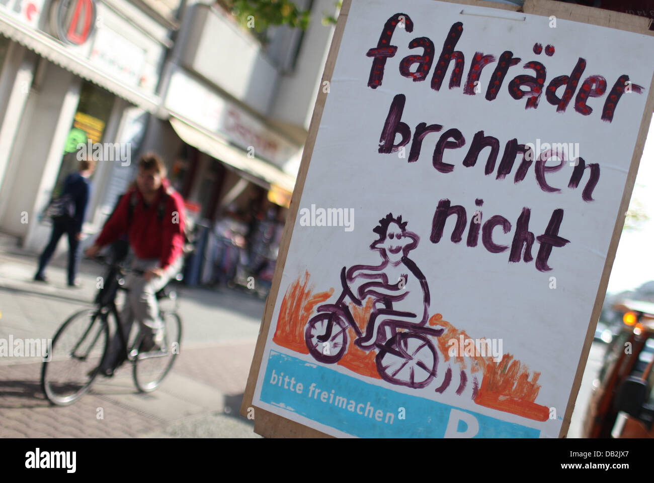 Un cartellone elettorale dal Bergpartei con la dicitura "Biciclette non bruciare' è raffigurato su un lampione a Berlino, Germania, 13 settembre 2011. La piccola parte viene eseguito in stato di Berlino elezioni del 18 settembre 2011, solo nel distretto di Friedrichshain-Kreuzberg e provoques con dichiarazioni ironico. Foto: Florian Schuh Foto Stock