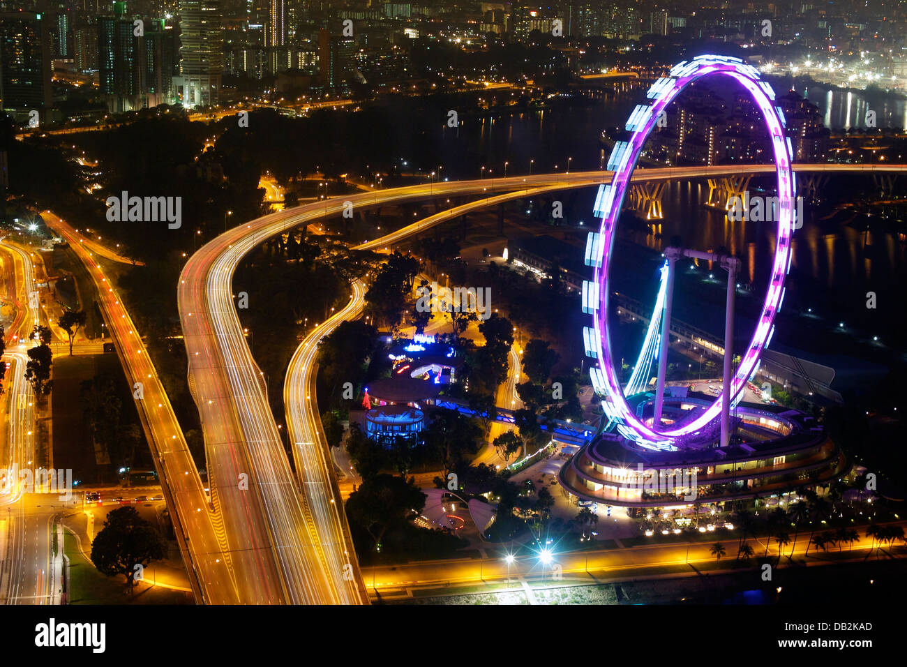 Vista del Singapore Flyer, Tanjong Rhu e East Coast Parkway Expressway (ECP), dalla cima della Marina Bay Sands di notte Foto Stock