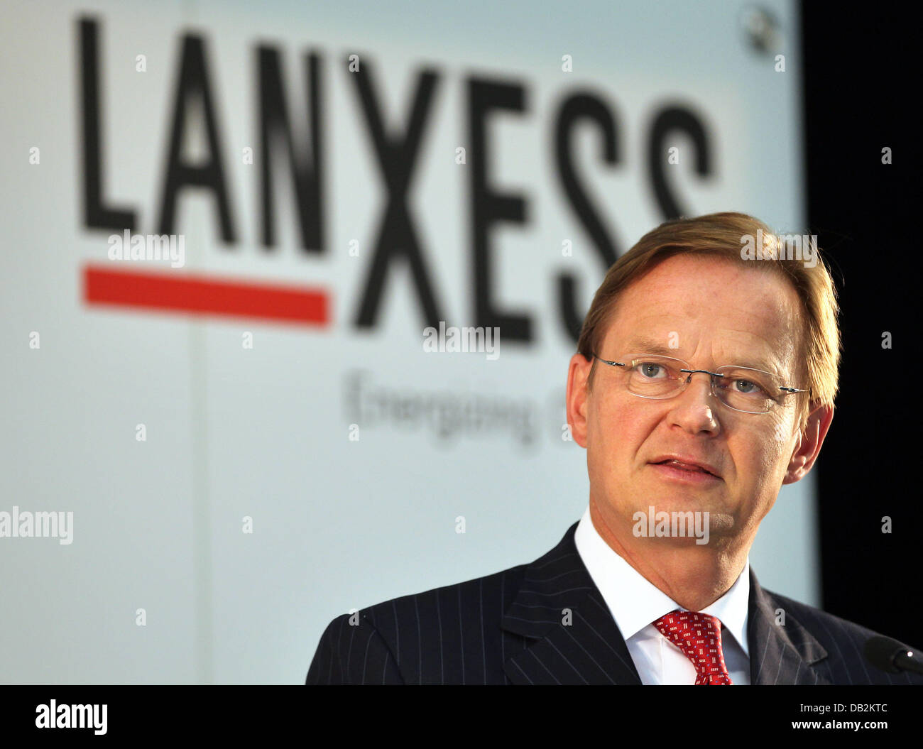 Il capo del consiglio di amministrazione della Lanxess AG, Axel C. Heitmann, parla durante l'apertura di un nuovo impianto per la produzione di membrane filtranti dall' industria chimica azienda Lanxess in Bitterfeld, Germania, 16 settembre 2011. Il nuovo impianto è stato inaugurato lo stesso giorno. In soli 20 mesi, un nuovo impianto per 30 milioni di euro con i laboratori, logistica e uffici è stato costruito su un 4 000 s Foto Stock