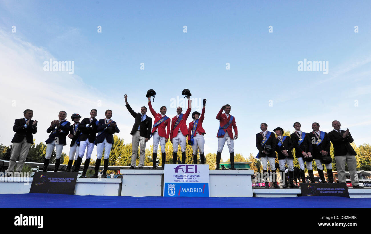 Die Teams der Französischen Mannschaft (l-r), Teamchef Nooren Hank, Michel Robert, Penelope Leprevost, Kevin Staut und Oliver Guillon, dem Team deutechen mit Bundestrainer Otto Becker, Carsten-Otto Nagel, Marco Kutscher, Janne-Friederike Meyer und Ludger Beerbaum und die Mannschaft britische mit Nick Skelton, John Whitaker, ben Maher, Guy Williams und Teamchef dem Rob Hoekstra ste Foto Stock