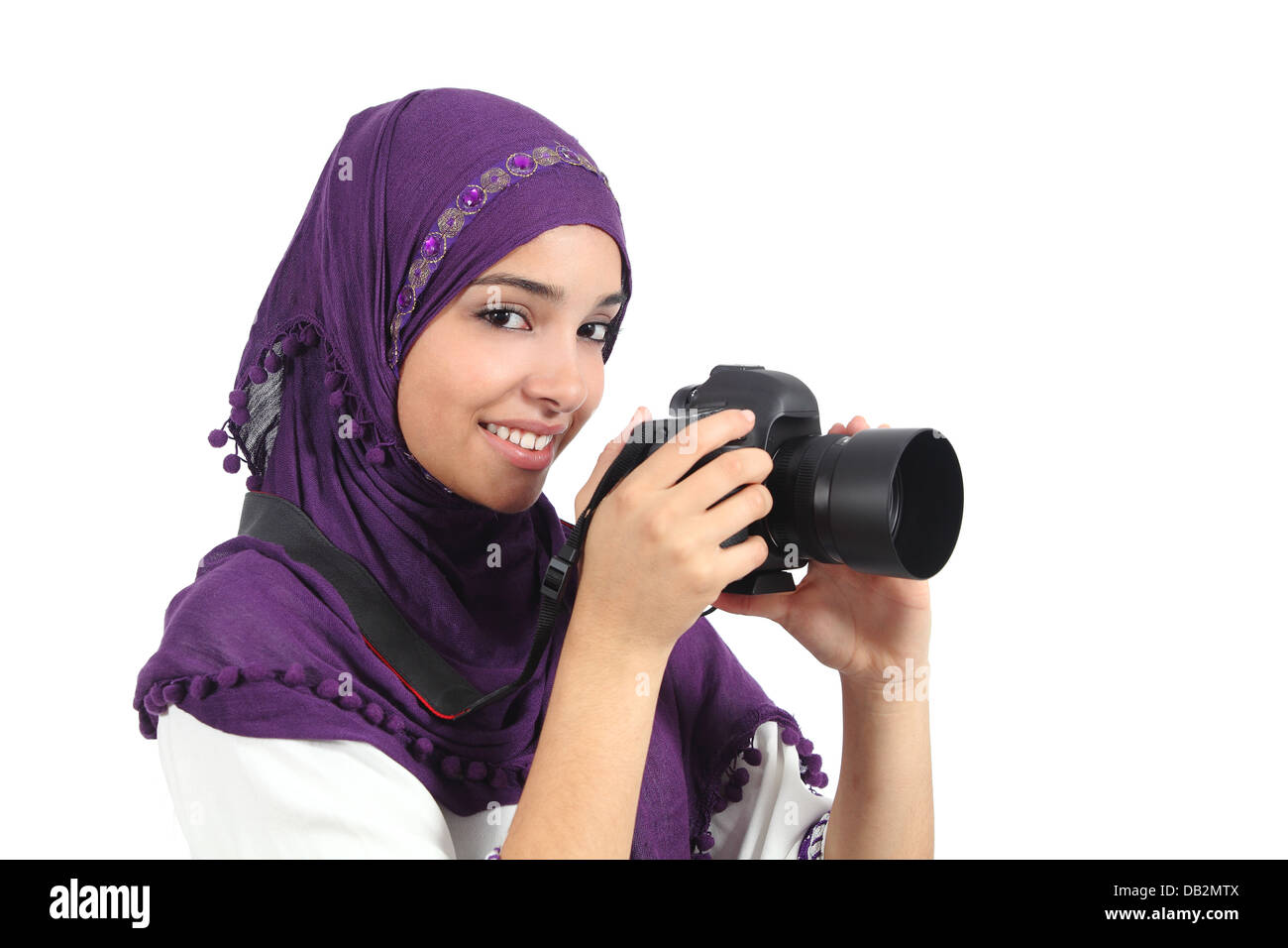 La donna araba che indossa un hijab prendendo una fotografia con una fotocamera reflex isolato su uno sfondo bianco Foto Stock