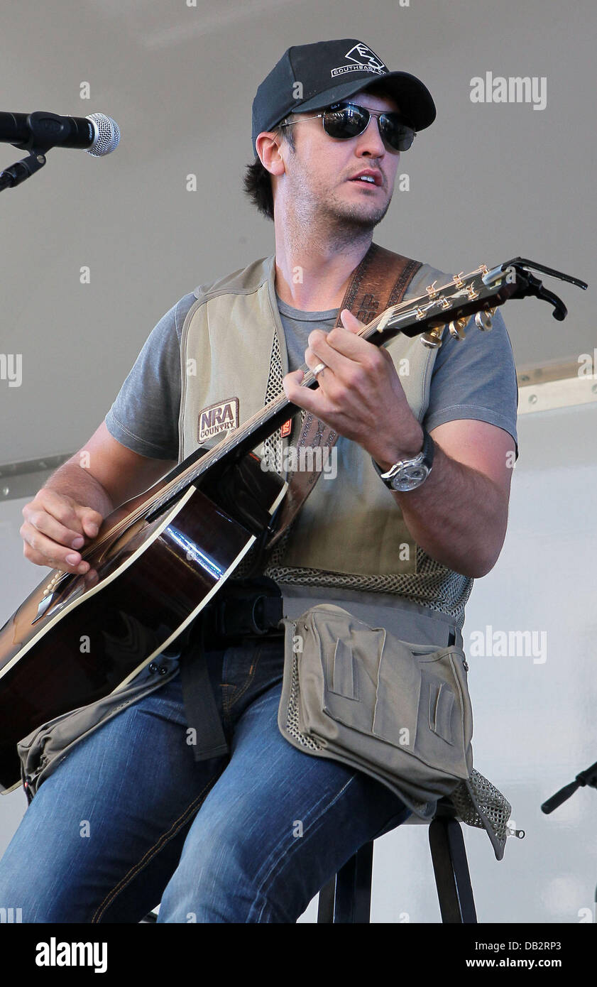 Luke Bryan ACM OSU concerto alla Nellis Air Force Base di Las Vegas, Nevada - 02.04.11 Foto Stock