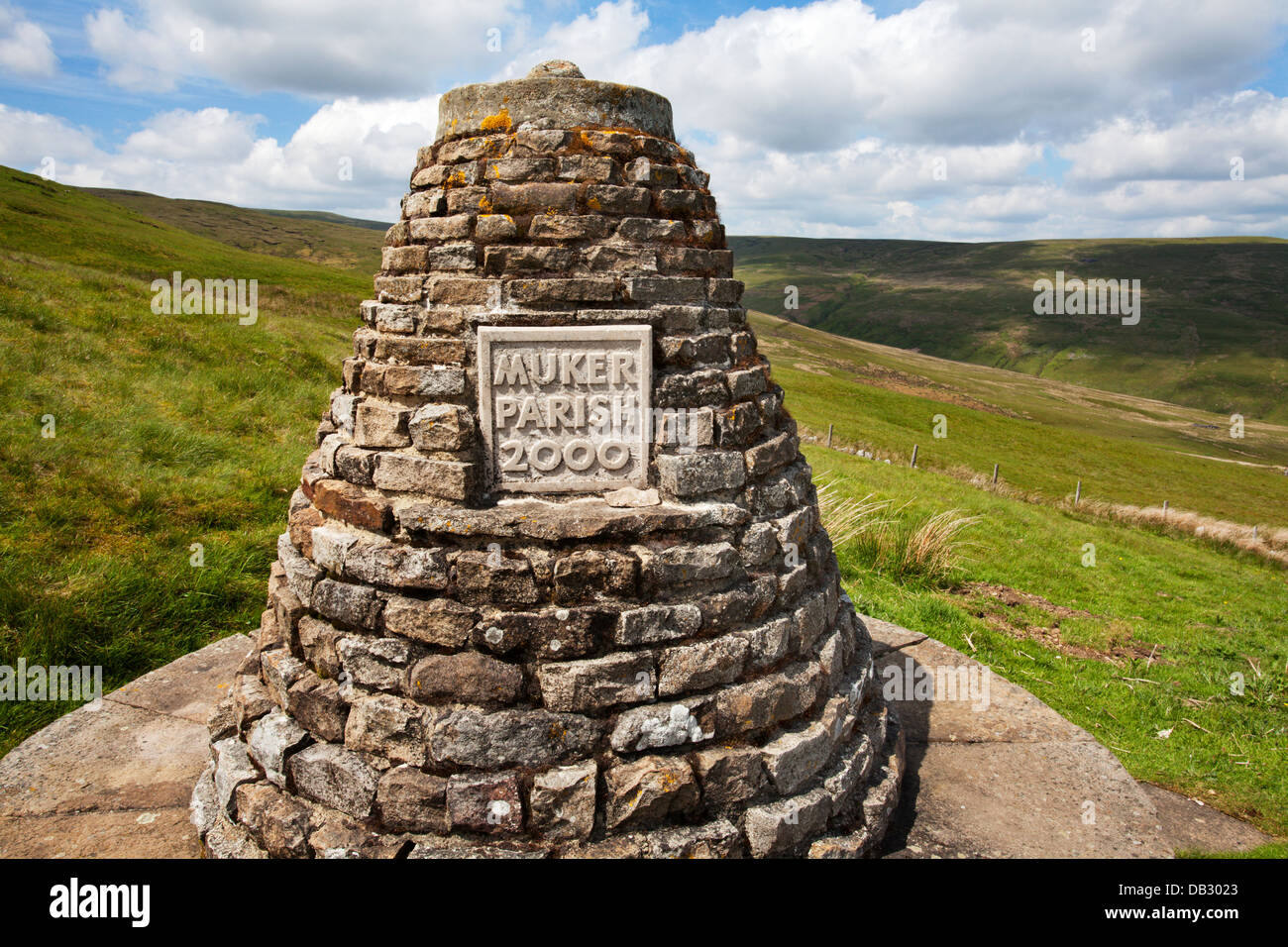 Parrocchia Muker 2000 il sedile in pietra sopra Thwaite Swaledale in Yorkshire Dales Inghilterra Foto Stock