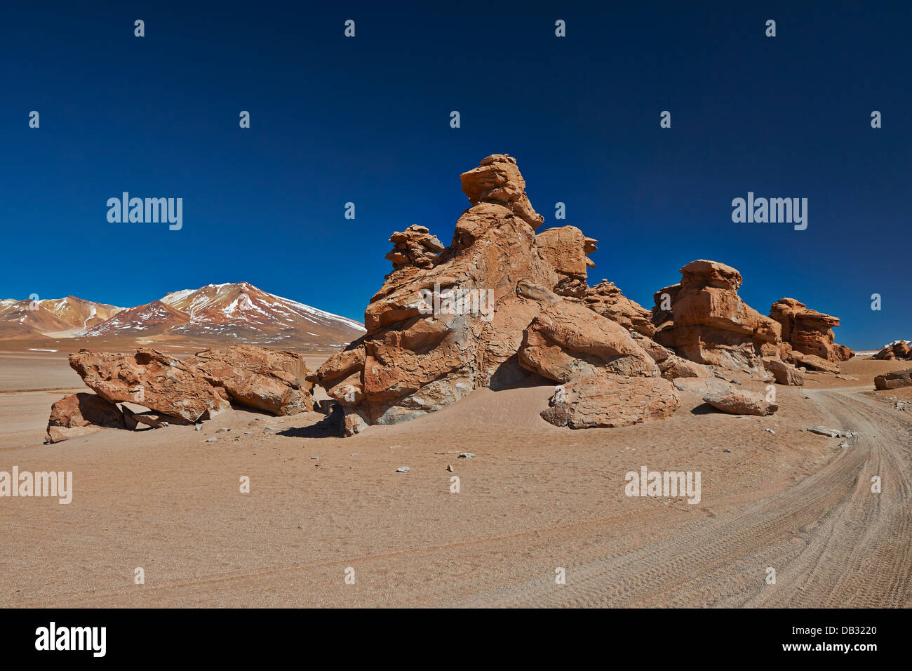 Erosione del paesaggio con rocce e montagne, Reserva Nacional de fauna Andina Eduardo Abaroa, Bolivia, Sud America Foto Stock