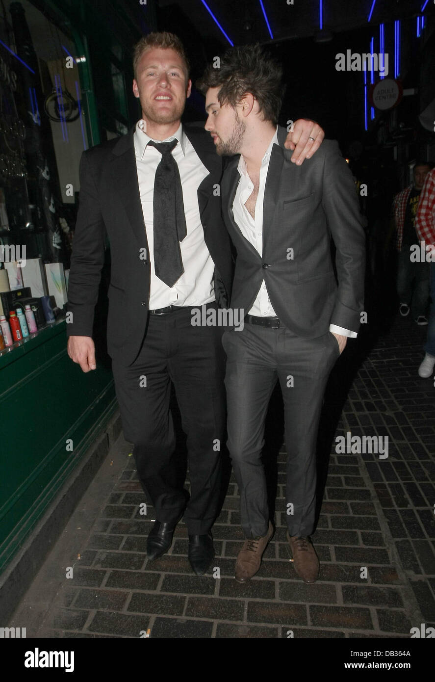 Andrew Flintoff, aka Freddie Flintoff e Jack Whitehall al di fuori della casella nightclub di Londra - Inghilterra - 08.04.11 Foto Stock