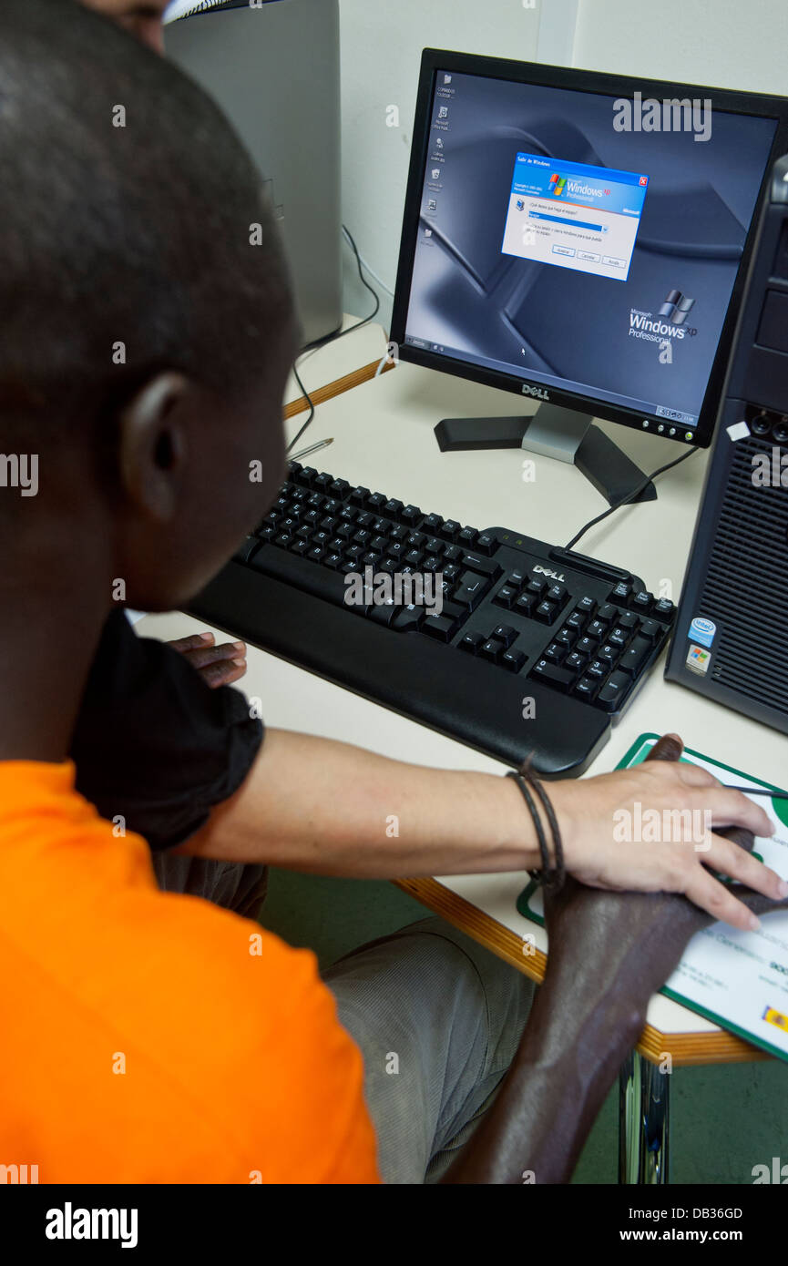 Immigrato imparare a usare un computer in C.E.T.I. ( Temporaneo Centro di soggiorno per gli immigrati ) Ceuta. Spagna. Foto Stock