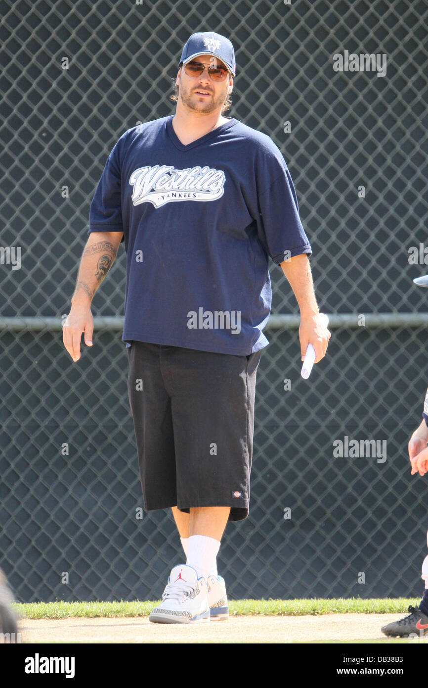 Kevin Federline guarda il suo figlio Sean Preston Federline giocando a softball dal lato del campo. Sean Preston della madre, Foto Stock