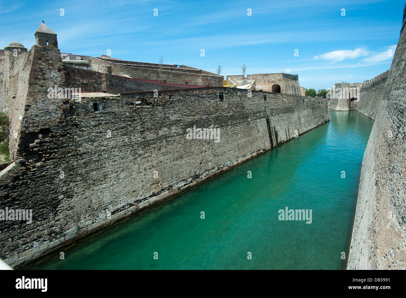 Royal pareti fossato nell'istmo di enclave spagnola di Ceuta . Spagna. Foto Stock