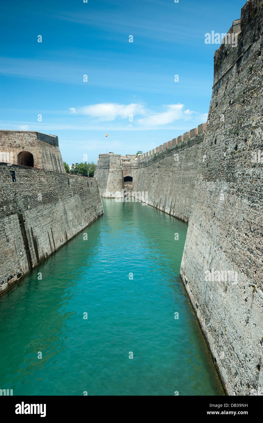 Royal pareti fossato nell'istmo di enclave spagnola di Ceuta . Spagna. Foto Stock