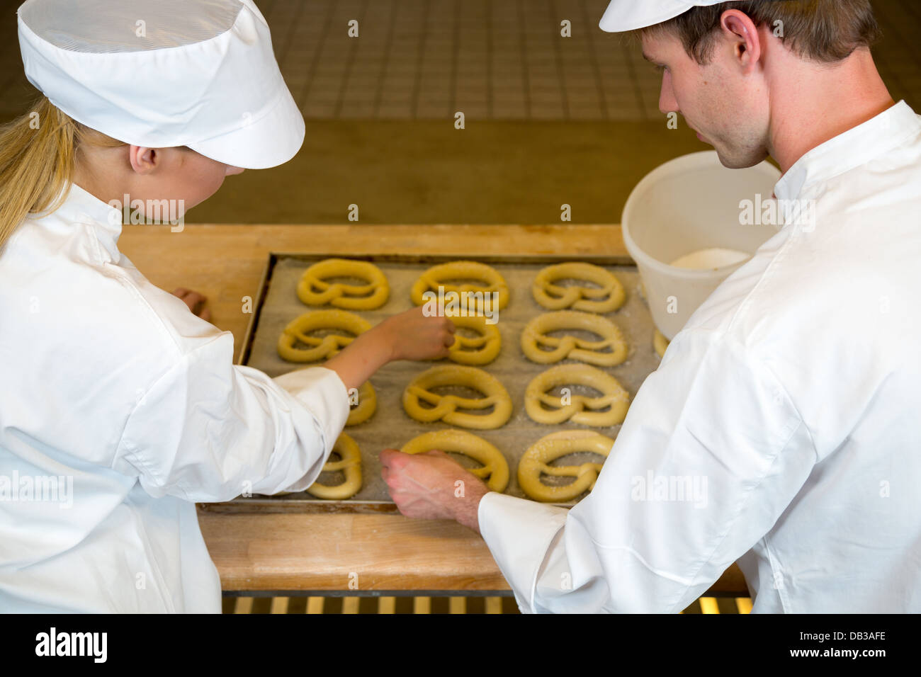 Due fornai in forno o forno bakehouse pretzel Foto Stock