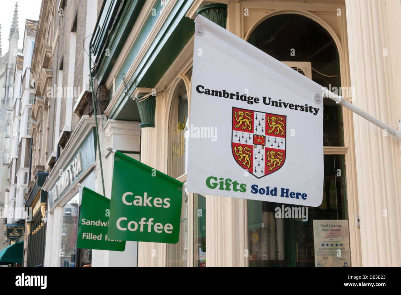 Insegne pubblicitarie Cambridge University doni di torte e caffè al di fuori di Sam Smiley's shop King's Parade Cambridge Regno Unito Foto Stock