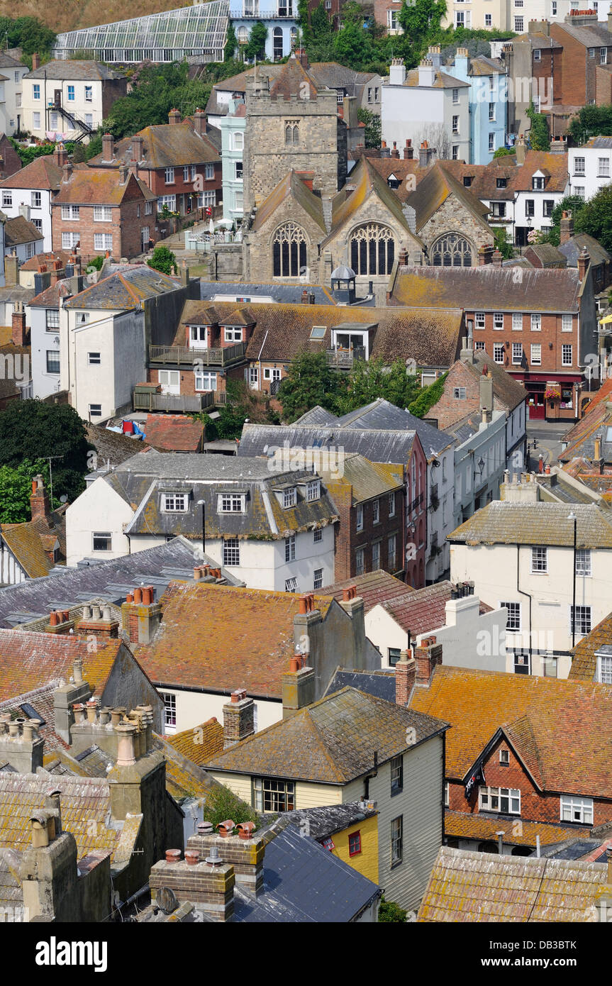 Case e chiesa di St Clements a Hastings Old Town, East Sussex, Regno Unito, visto da East Hill Foto Stock