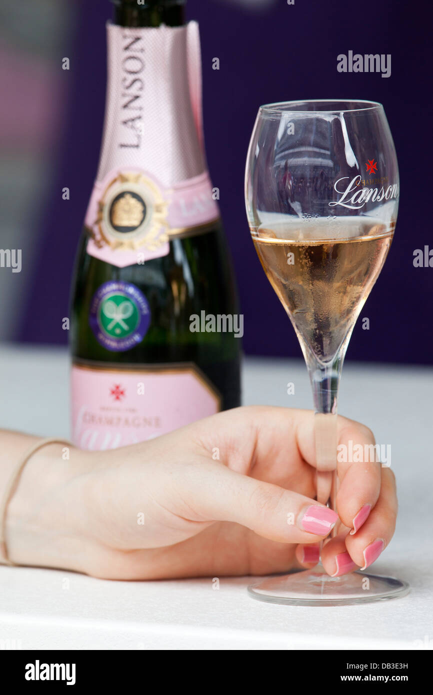 Lanson champagne sul prato di tè i campionati di Wimbledon 2012 Foto Stock