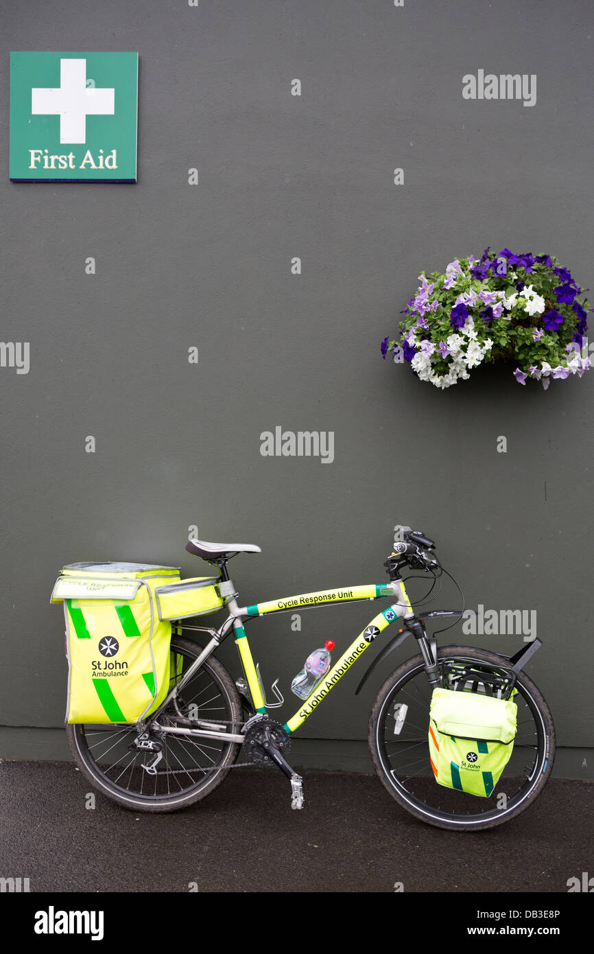 St Johns Ambulance pronto soccorso con moto di risposta Foto Stock