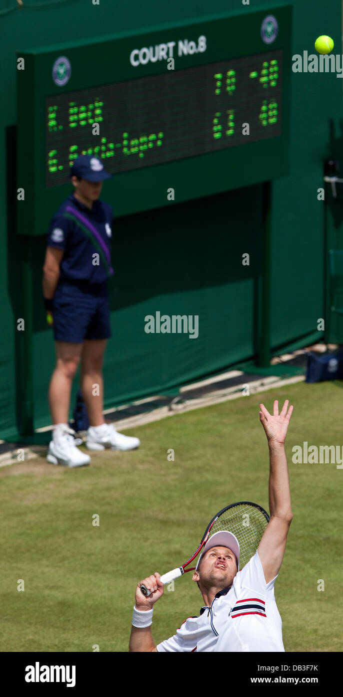 Karol BECK che serve nella sua seconda partita contro Guilermo Garcia-Lopez i campionati di Wimbledon 2011 Foto Stock