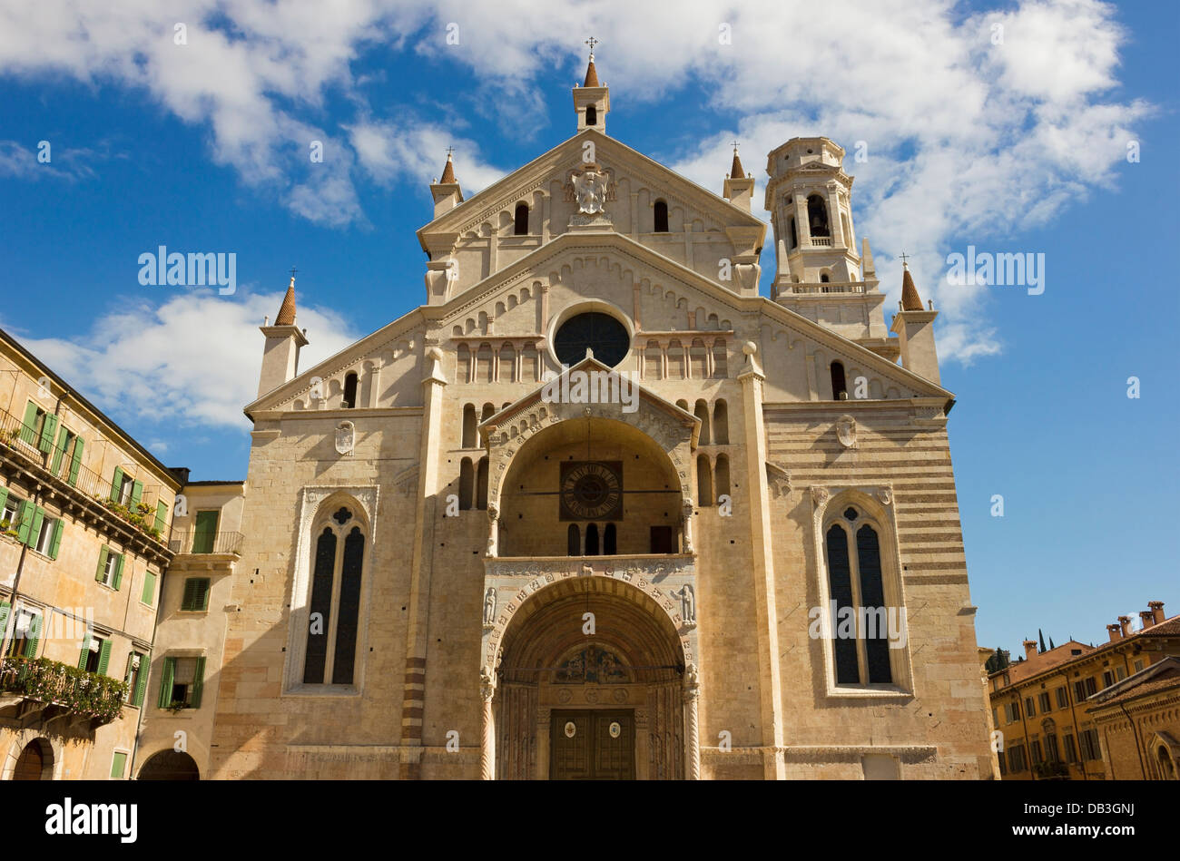 Angolo di ripresa della facciata della cattedrale di Verona denominato Santa Maria Matricolare in una luminosa giornata di sole oltre il cielo blu. Foto Stock