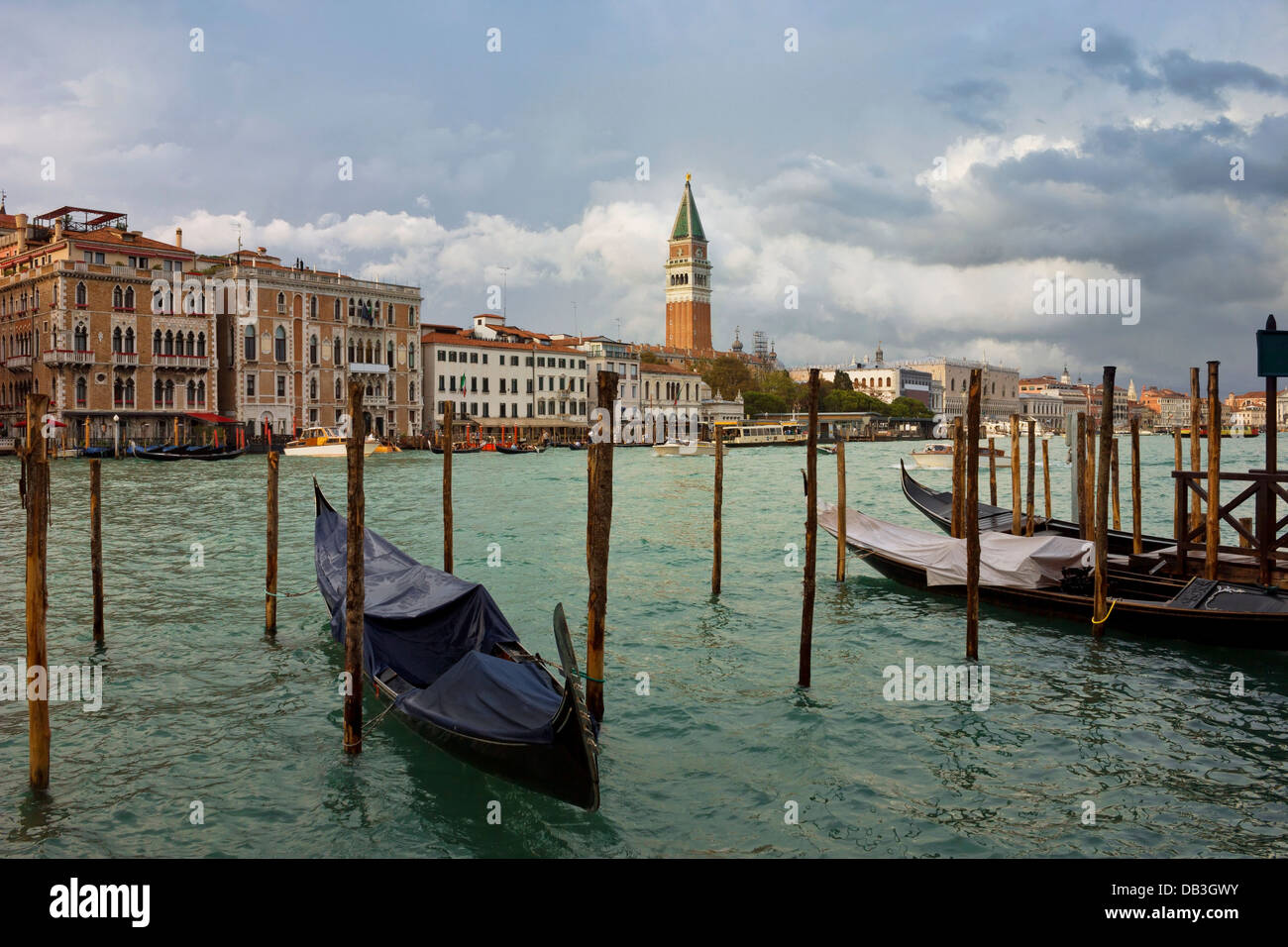 Vista colorate del Canal Grande di Venezia con il campanile in Piazza San Marco in background. Foto Stock