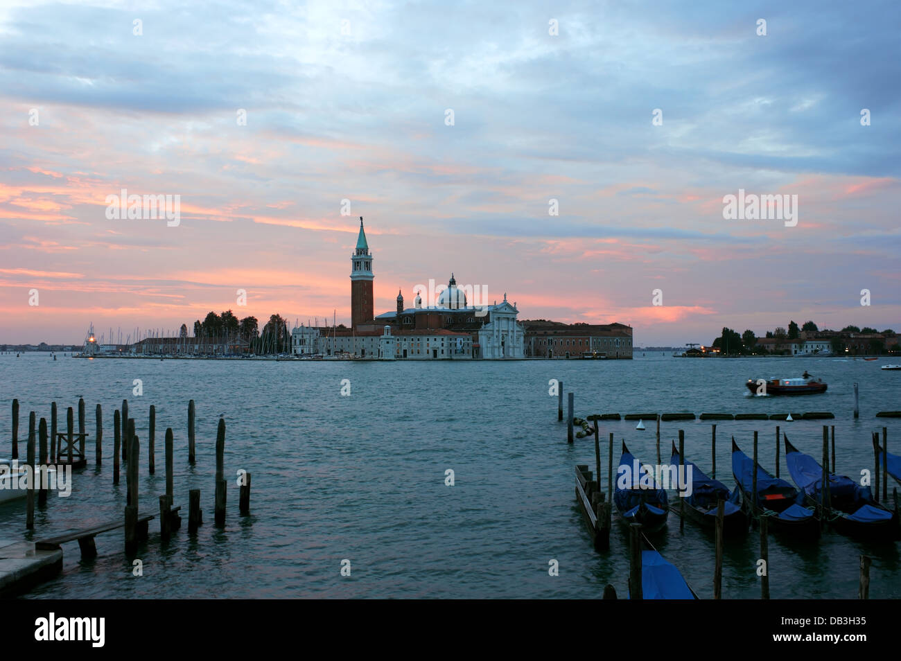 Venezia nelle prime ore del mattino con San Giorgio Maggiore prima dell'alba. Foto Stock