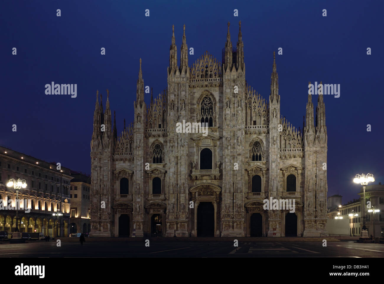 Night Shot del famoso Duomo di Milano oltre il chiaro cielo blu scuro. Foto Stock
