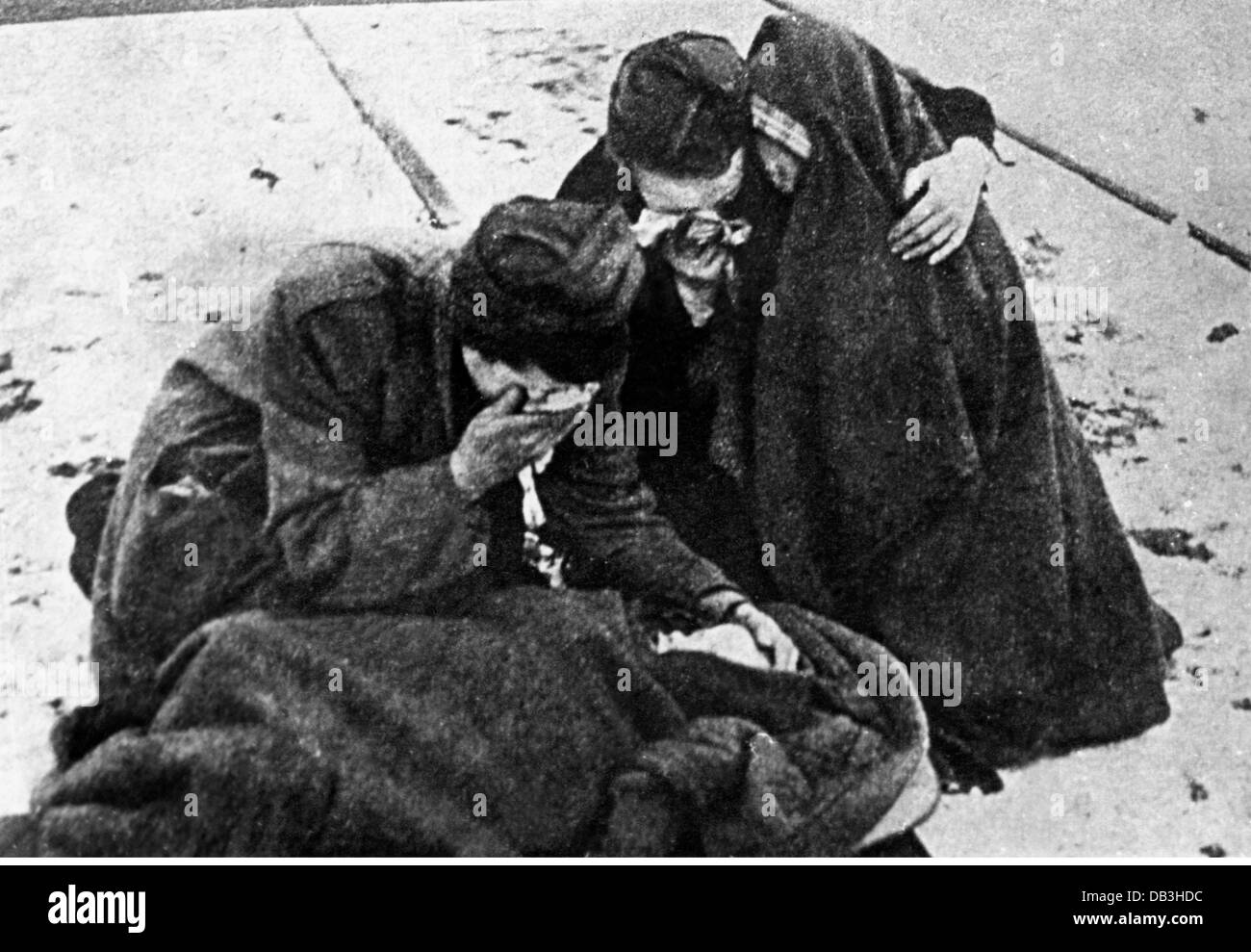 Periodo post-bellico, rifugiati, donne tedesche che piangono per un bambino morto, 1945, diritti aggiuntivi-clearences-non disponibili Foto Stock