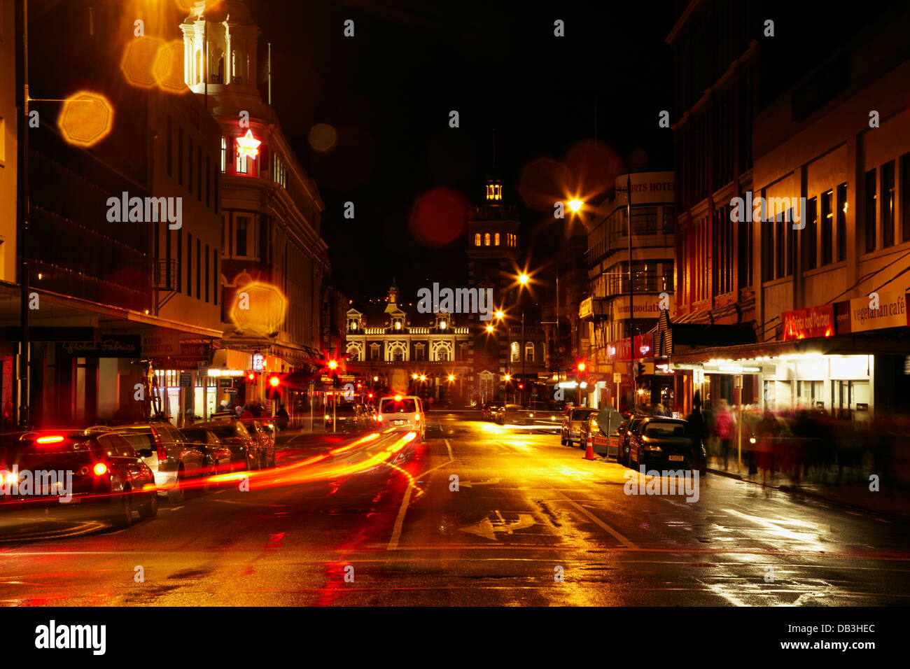 Il traffico e la pioggia durante la notte, abbassare Stuart St, Dunedin, Otago, Isola del Sud, Nuova Zelanda Foto Stock