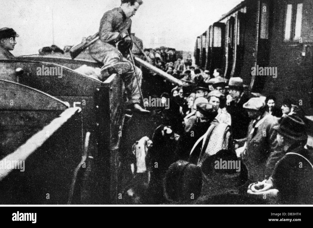 Eventi, seconda guerra mondiale / seconda guerra mondiale, Polonia, occupazione tedesca, arrestati gli ebrei devono passare da carrozze a vagoni merci per l'ulteriore trasporto, Kolo, circa 1942, diritti aggiuntivi-clearences-non disponibile Foto Stock