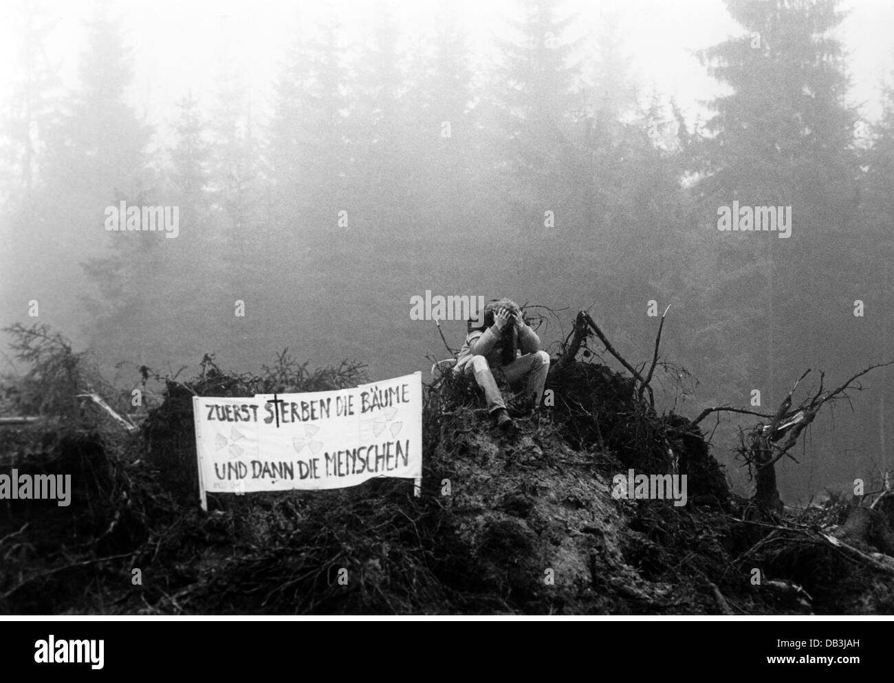 Geografia / viaggio, Germania, politica, dimostrazioni, protesta contro l'impianto di riciclaggio nucleare di Wackersdorf, bandiera 'prima morire l'albero poi il popolo', 14.12.1985, diritti aggiuntivi-clearences-non disponibile Foto Stock