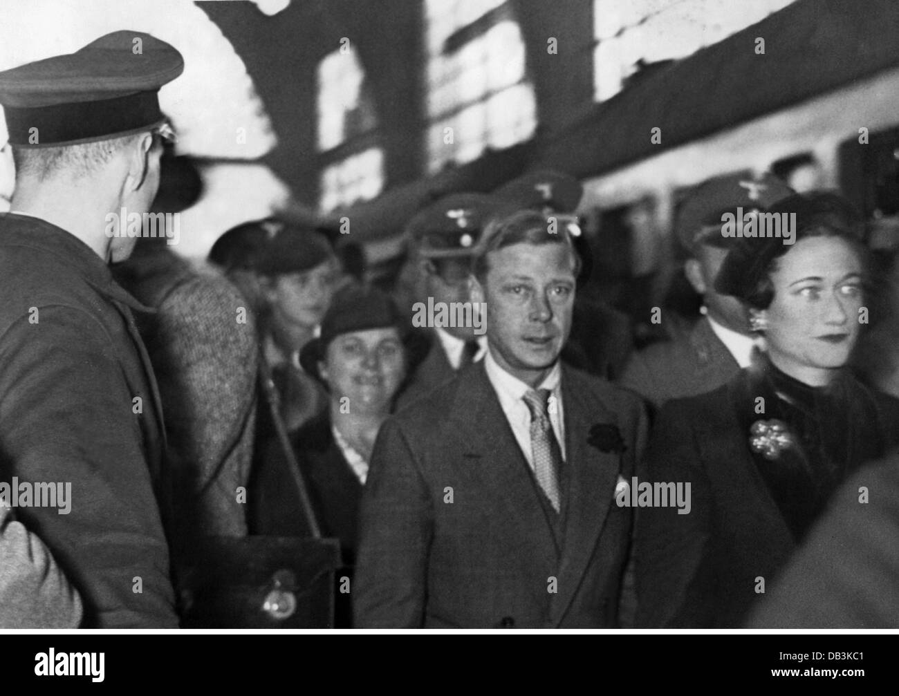 Edward VIII, 23.6.1894 - 28.5.1972, Re di Gran Bretagna 20.1.- 11.12.1936, Duca di Windsor, a mezza lunghezza, con moglie Wallis Simpson, stazione ferroviaria di Friedrichstrasse, Berlino, ottobre 1937, Foto Stock