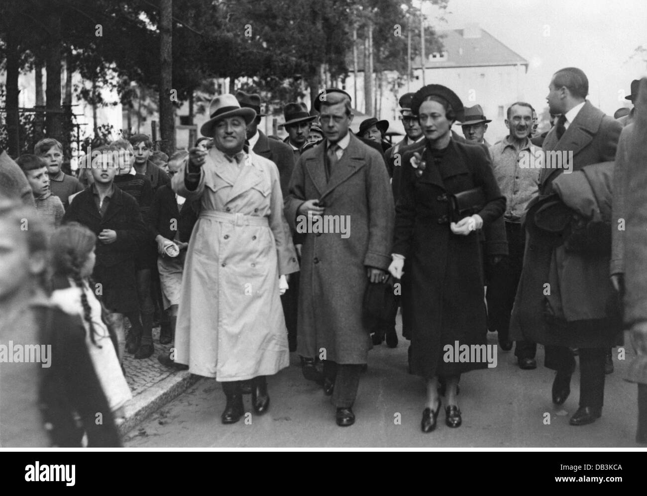 Edward VIII, 23.6.1894 - 28.5.1972, Re di Gran Bretagna 20.1.- 11.12.1936, Duca di Windsor, a tutta lunghezza, con moglie Wallis Simpson, Robert Ley, Berlino - Tegel, Ottobre 1937, Foto Stock