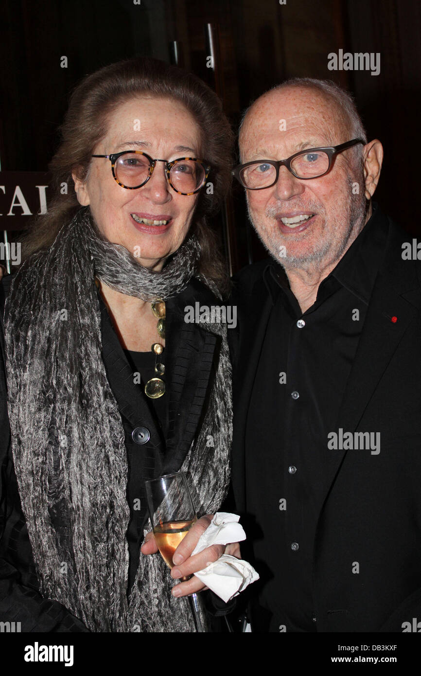 Betsy Baker e Ellsworth Kelly presso il trentesimo anniversario della rivista bomba a capitale New York City, Stati Uniti d'America - 15.04.11 Foto Stock