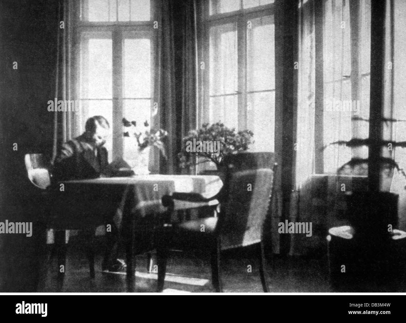 Hitler, Adolf, 20.4.1889 - 30.4.1945, politico tedesco (NSDAP), Cancelliere del Reich 30.1.1933 - 30.4.1945, nella sua apparizione a Prinzregentenplatz, Monaco di Baviera, 1930s, Foto Stock