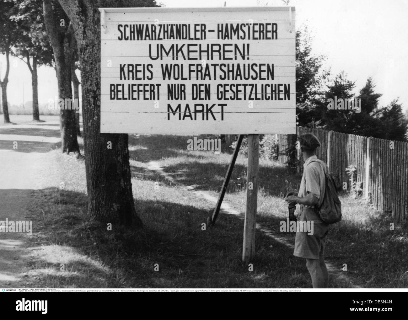 Eventi, era post guerra, mercato nero, segno del distretto di Wolfratshausen contro gli stock e i marketeers, 7.8.1947, Additional-Rights-clearences-not available Foto Stock