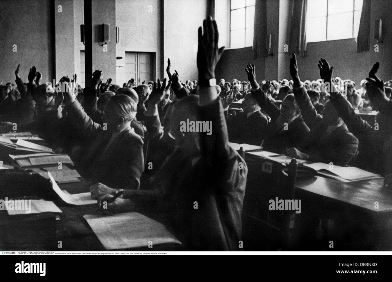 Periodo del dopoguerra, Germania, politica, Consiglio economico Bizonale, istituito il 10.6.1947 a Francoforte sul meno, primo voto, delegati, economia, ricostruzione, Bizone (Stati Uniti e zone britanniche di occupazione), zona, Bizonesia, Bizonia, Germania occidentale, FRG, anni quaranta, 40, 20 ° secolo, storico, storico, mani su, armi, persone, diritti aggiuntivi-clearences-non disponibili Foto Stock