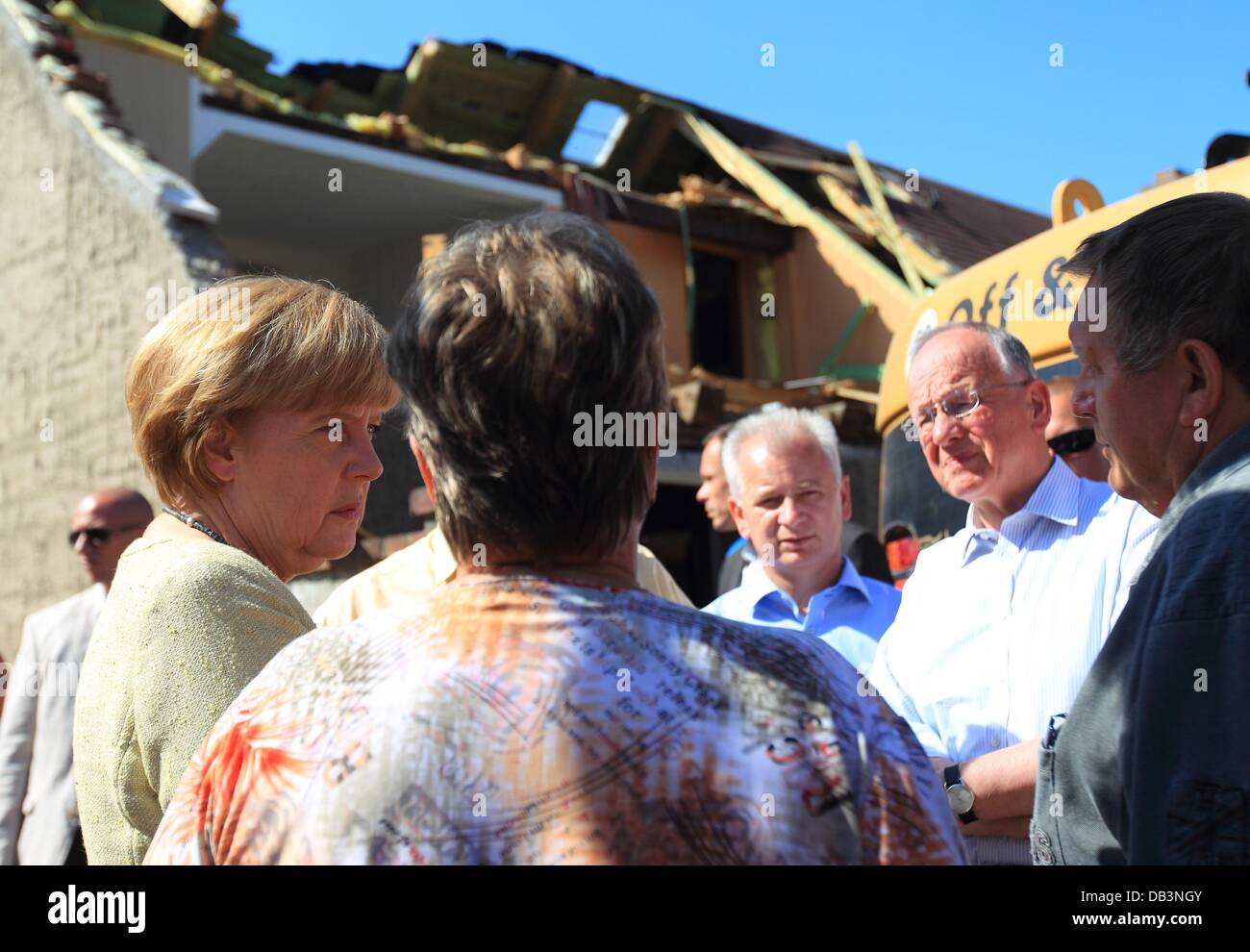 Fischbeck, Germania. 23 Luglio, 2013. Il cancelliere tedesco Angela Merkel (L) parla di persone colpite dalle inondazioni lungo il fiume Elba in Fischbeck, Germania, 23 luglio 2013. Foto: Jens WOLF/dpa/Alamy Live News Foto Stock