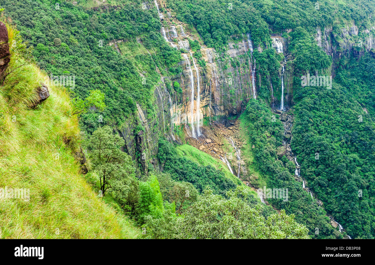 Le sette sorelle cascate alte fino in Khasi Hills con scogliere e boscose pendici della montagna vicino a Cherrapunjee, Meghalaya. Foto Stock