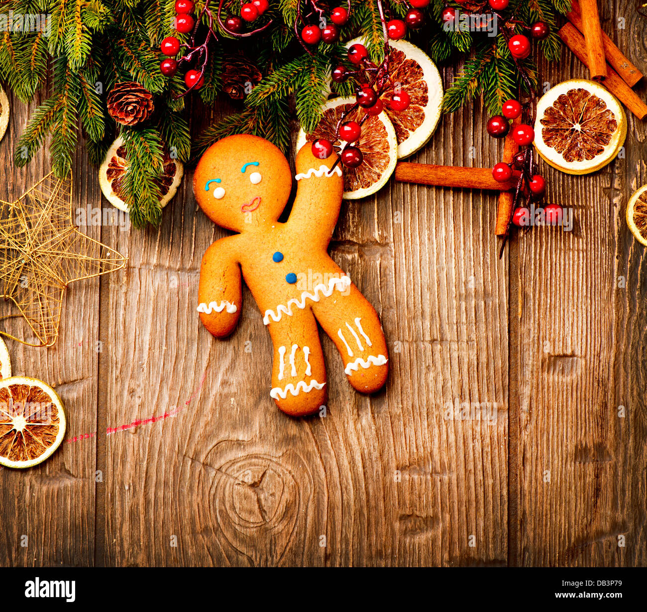 Vacanze di Natale sfondo. Gingerbread Man su legno Foto Stock