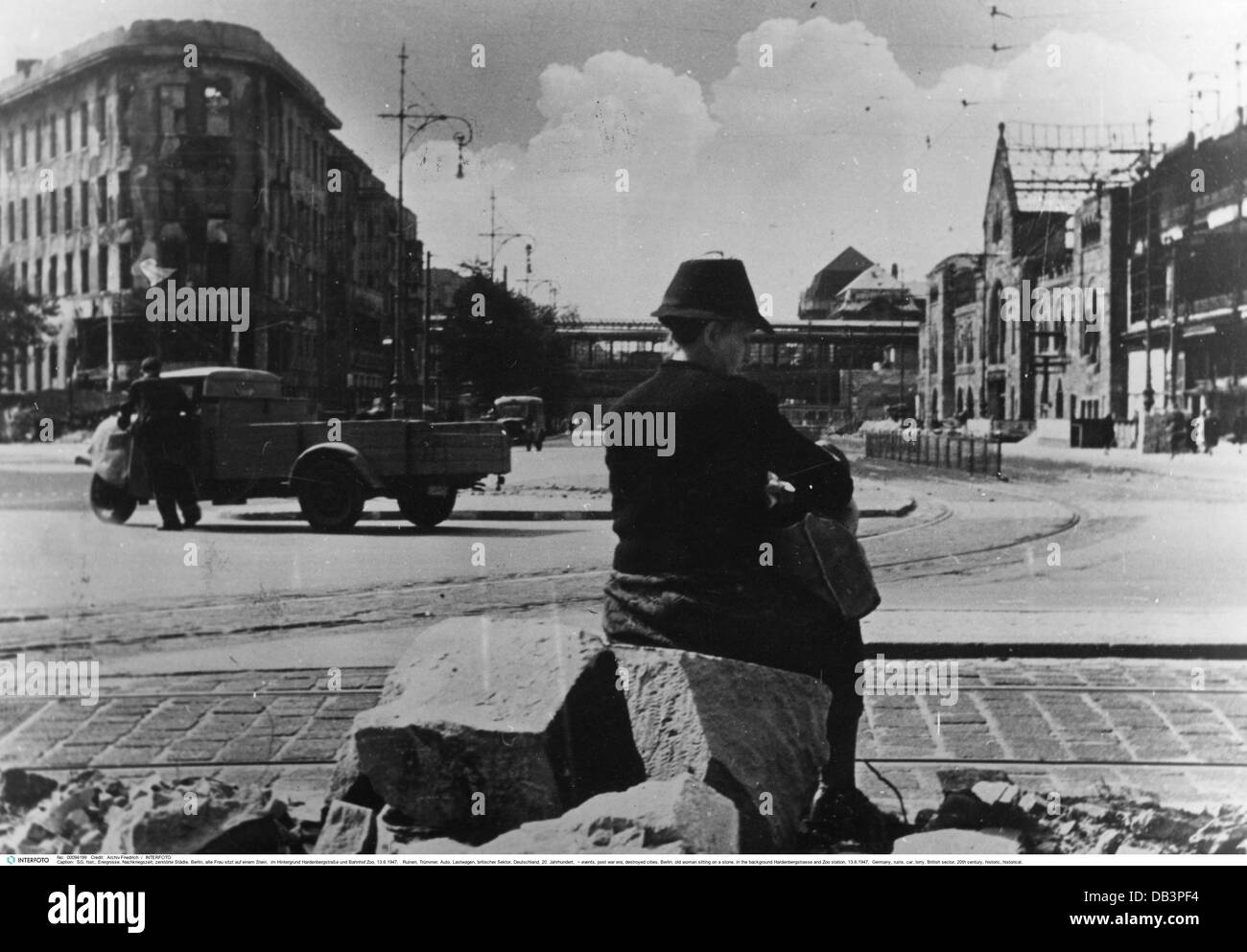 Eventi, era post-bellica, città distrutte, Berlino, vecchia donna seduta su una pietra, sullo sfondo Hardenbergstrasse e Zoo station, 13.6.1947, diritti aggiuntivi-clearences-non disponibile Foto Stock