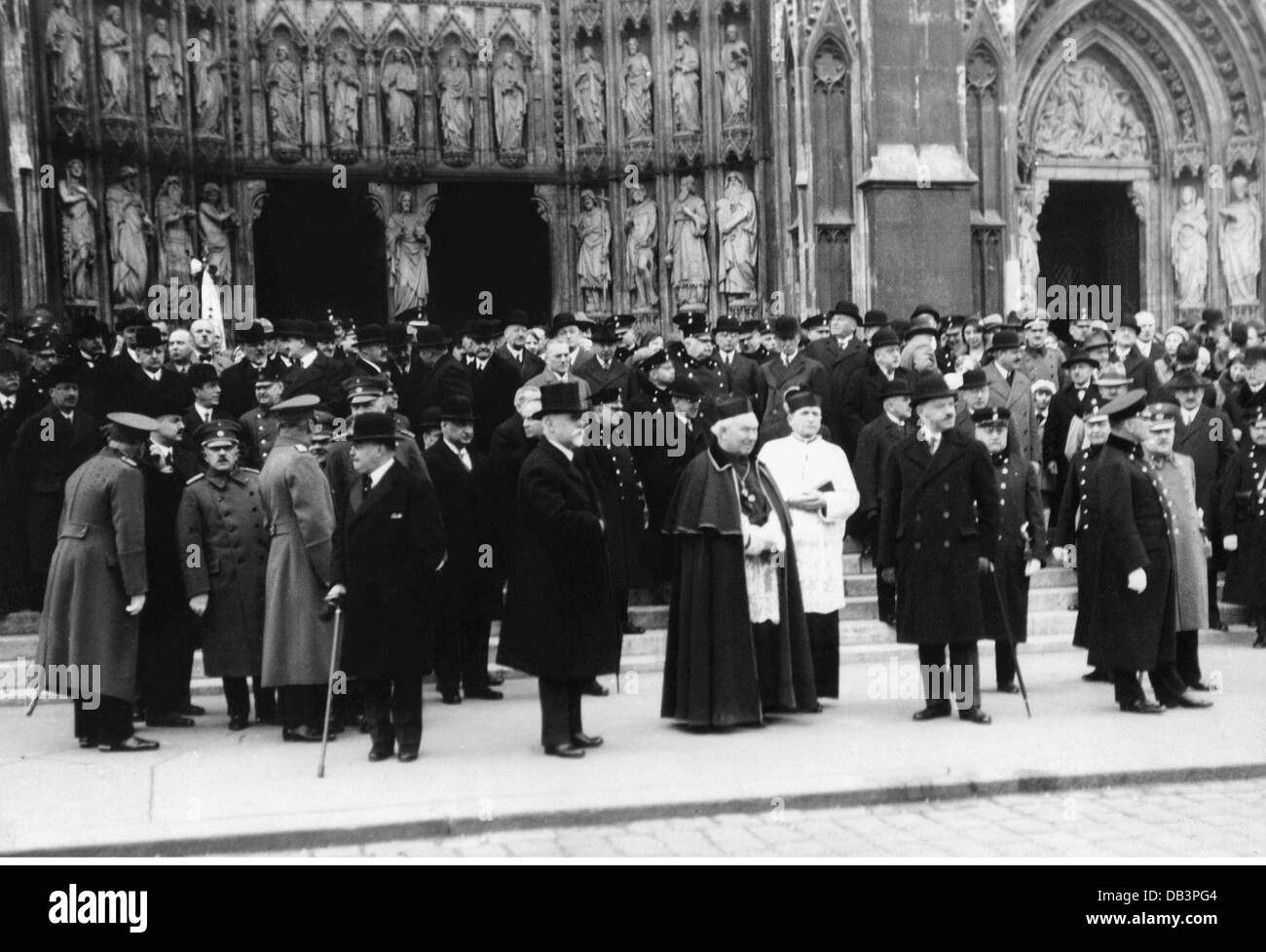 Polizia, Austria, corpo della Guardia di sicurezza, cerimonia per la commemorazione degli ufficiali uccisi, sfilata davanti al capo della polizia Johannes Schober, Franz Brandl, Arcivescovo Cardinale Kardinal Friedrich Piffl, Ispettore Centrale Michel Skubl, otto Steinhäusl, Chiesa Votiva, Ringstrasse, Vienna, 12.4.1932, diritti aggiuntivi-clearences-not available Foto Stock