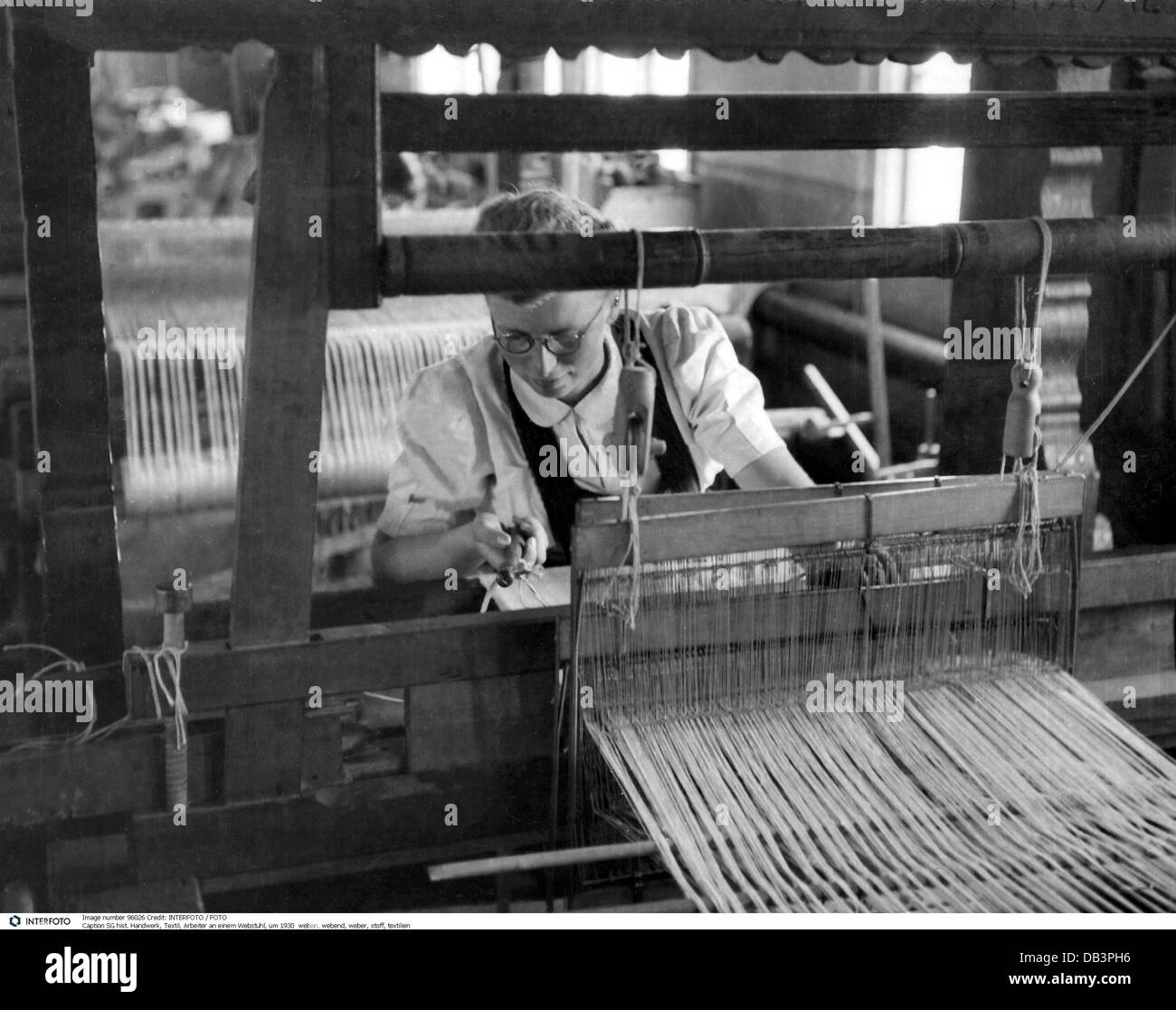 Artigianato / artigianato, tessitura, tessitore durante il lavoro al telaio, circa 1930, Additional-Rights-Clearences-Not Available Foto Stock