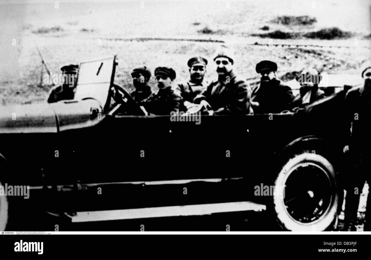 Trotsky, Leon (Lev Davidovich Bronstein), 7.11.1879 - 21.8 1940, politico sovietico, con la moglie Galya Ivanovna sulla strada per l'esilio in Siberia, 1928, con guardie in auto, Foto Stock