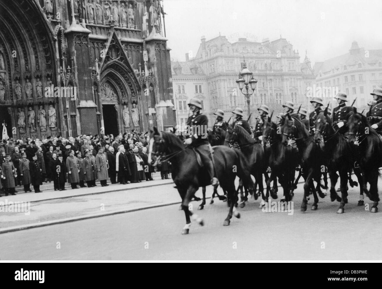 Polizia, Austria, corpo della guardia di sicurezza, cerimonia per la commemorazione degli ufficiali uccisi, sfilata davanti al capo della polizia Johannes Schober, Chiesa votiva, Ringstrasse, Vienna, 12.4.1932, diritti aggiuntivi-clearences-non disponibili Foto Stock